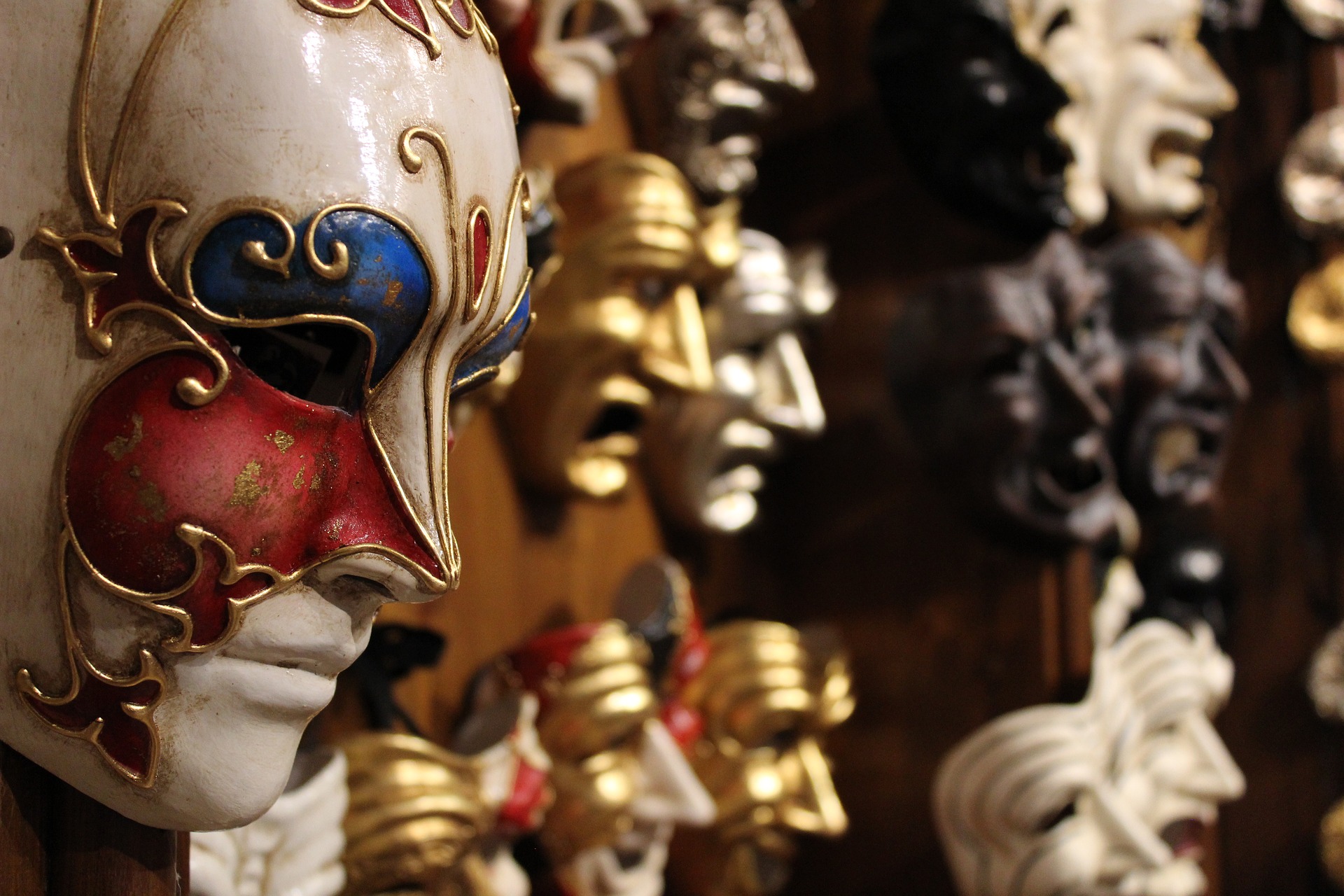 CARNEVALE: COSA SONO E A COSA SERVONO LE “MASCHERE” PSICOLOGICHE?